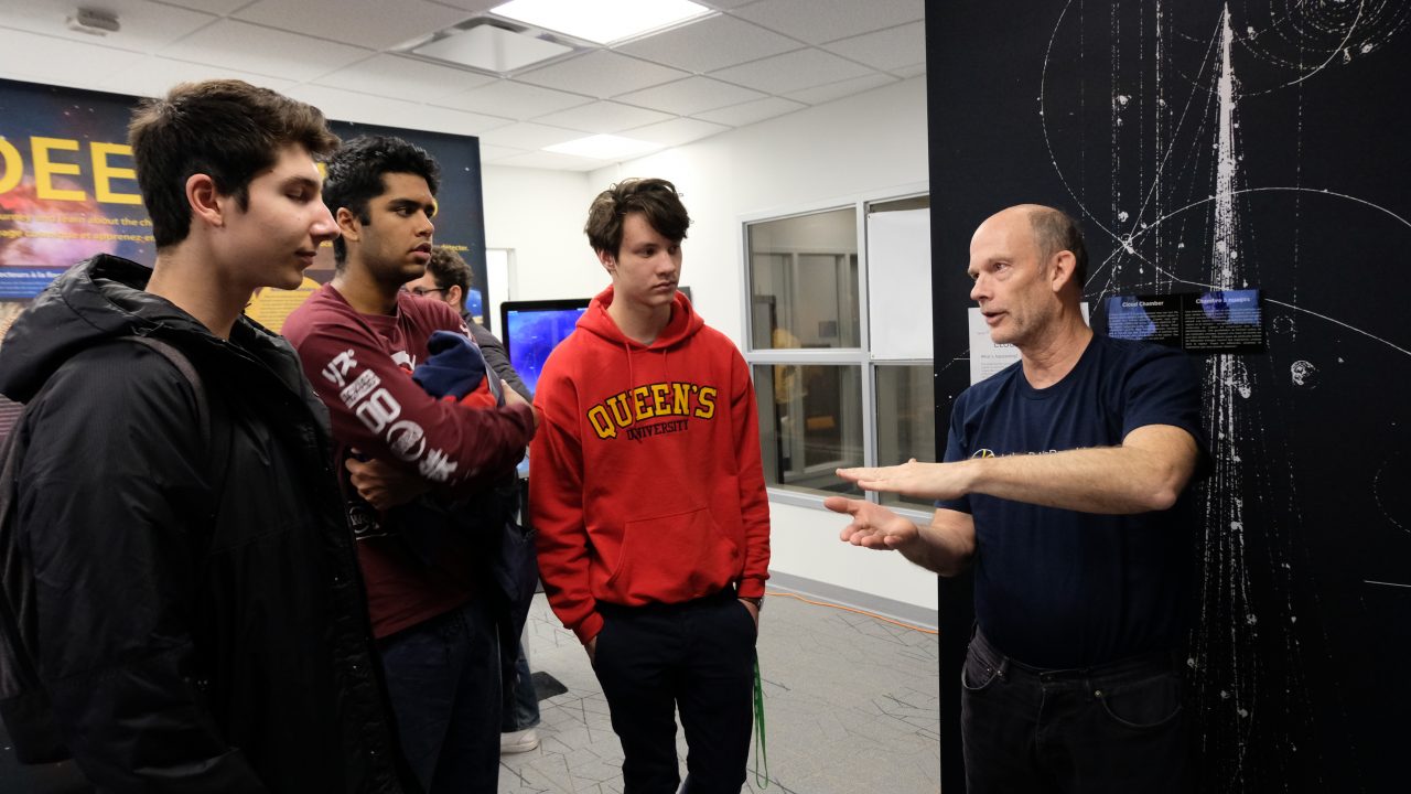 Scientific Deirector Tony Noble talks to students in the McDonald Institute Visitor's Centre about astroparticle physics